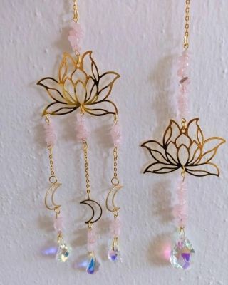 ✨ Lapače slunce – Růženín & Lotosový květ (2 ks v balení) Zachyťte světlo, lásku a harmonii. Dva lapače s růženínem a...