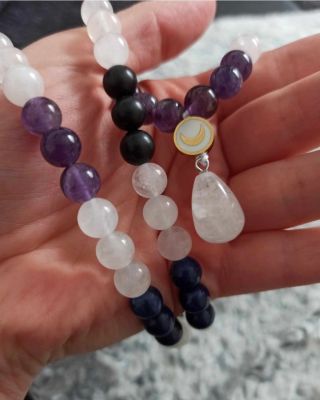 ✨ Mála – ochrana, klid a léčivá energie Nech se vést… Nádech, výdech, přítomnost. Tato silná mála z křišťálu, ametystu,...